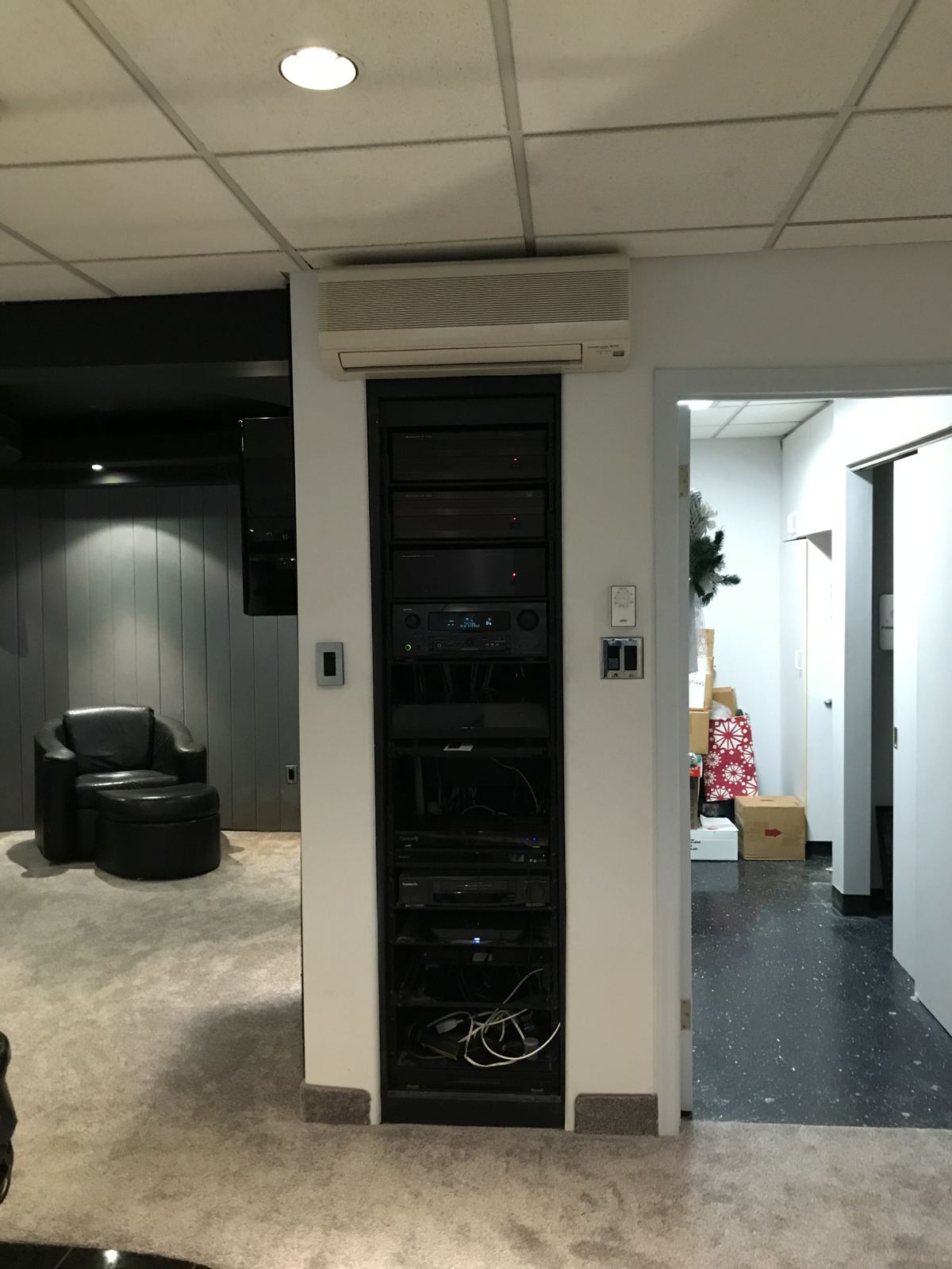 Built-in equipment rack column